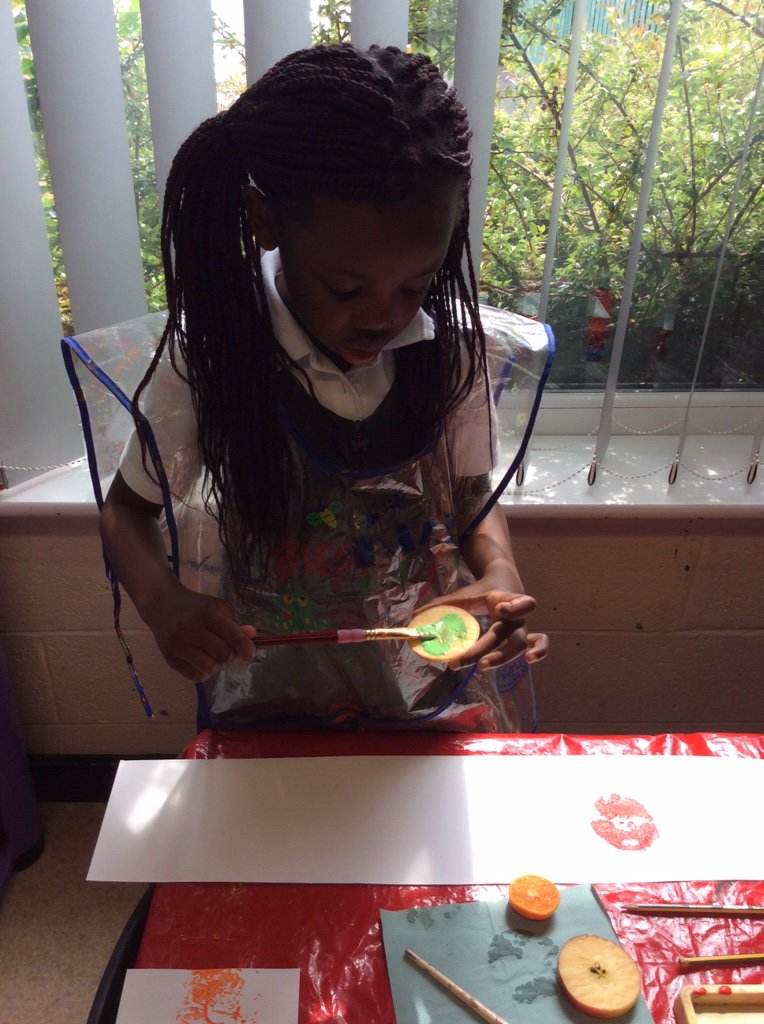 JMrsbd's tweet photo. @fazakprimary Practising our printing skills using fruit, we had great fun! https://t.co/Cwd4cARzhD