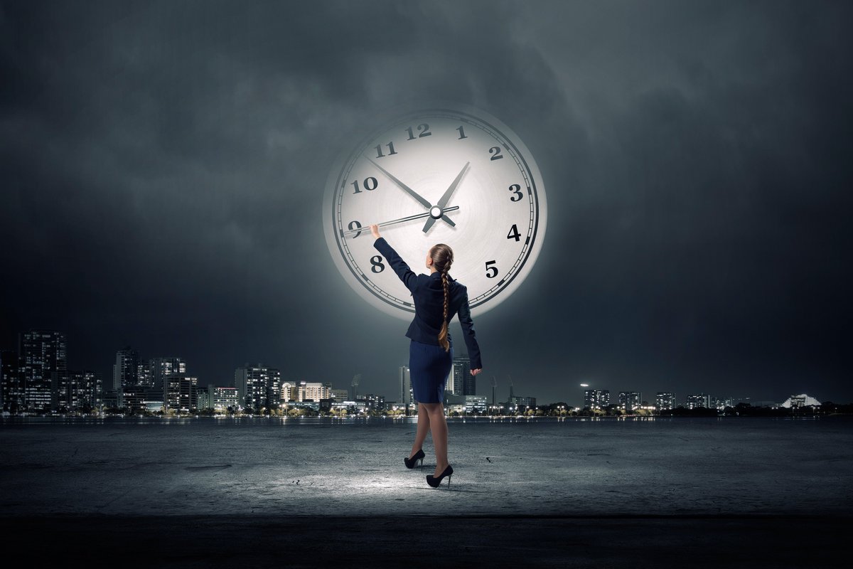 мужик смотрит на часы. человек с часами. мемы про часы. фотосессия с часами. время 4 утра на часах.