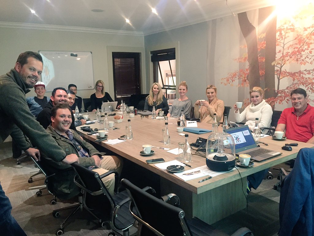 Die Inhoud Huis span geniet 'n ontwikkelingseminaar vandag! 
En capuccinos! 😜