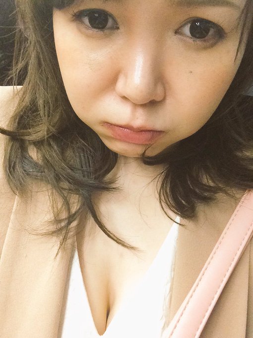 自分の事で色々見つめ直す年だなぁ&hellip;。・゜・(ノД`)・゜・。  ってことで、髪の毛バッサリいってしまいました。 多分撮影会はこの髪型ですので宜しくお願い致します(&acute;･_･`) https://t.co