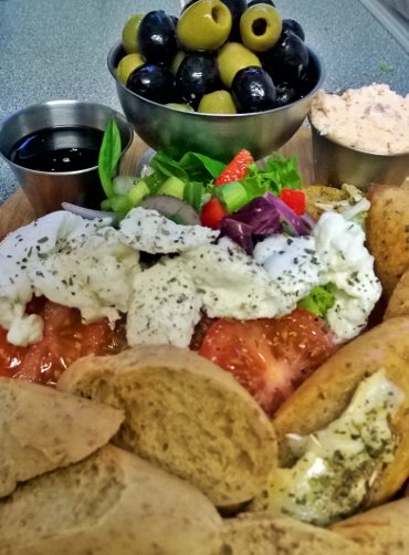 CrepierPapin's tweet photo. Hors d’Oeuvre pour Deux - Starter for two or a light bite for one.
#LeCrepierPapin #WeLoveNewlandAve #Hull https://t.co/eJRwqwA7g3