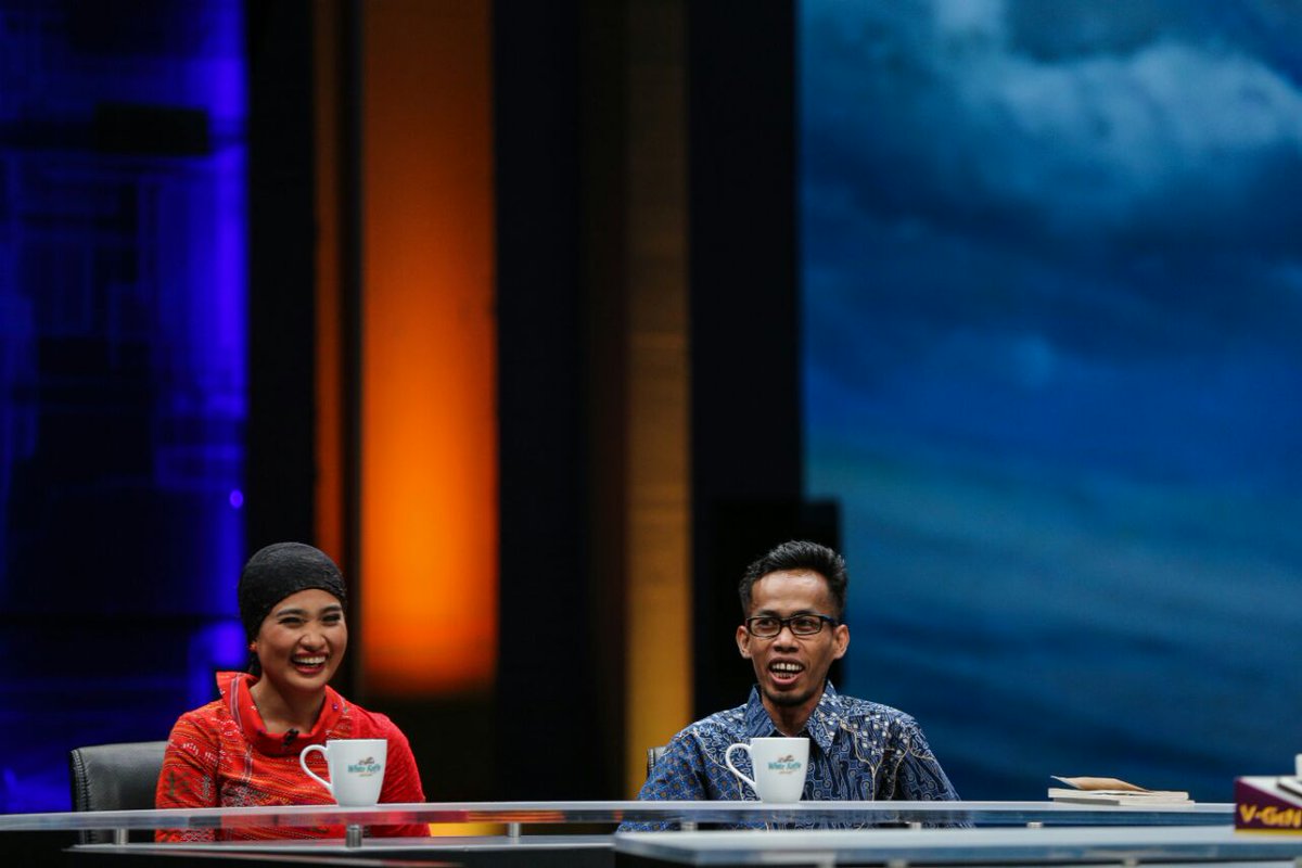 MataNajwa's tweet photo. Telah hadir di studio Mata Najwa pengagas sastra masuk kampung Okky Nadasari. @okkymadasari #MataNajwa https://t.co/ZBeHz3vi07