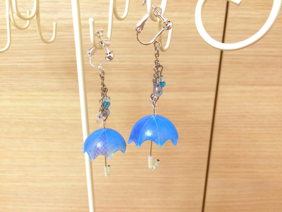 高野takano 制作中 よぉぉし 新作 傘のイヤリングですっ 立体プラ板で傘を作ってみましたっ W 色合いはビニール傘をイメージしました笑笑 こちらもabc500enさんに23日より 納品させていただきますぅ