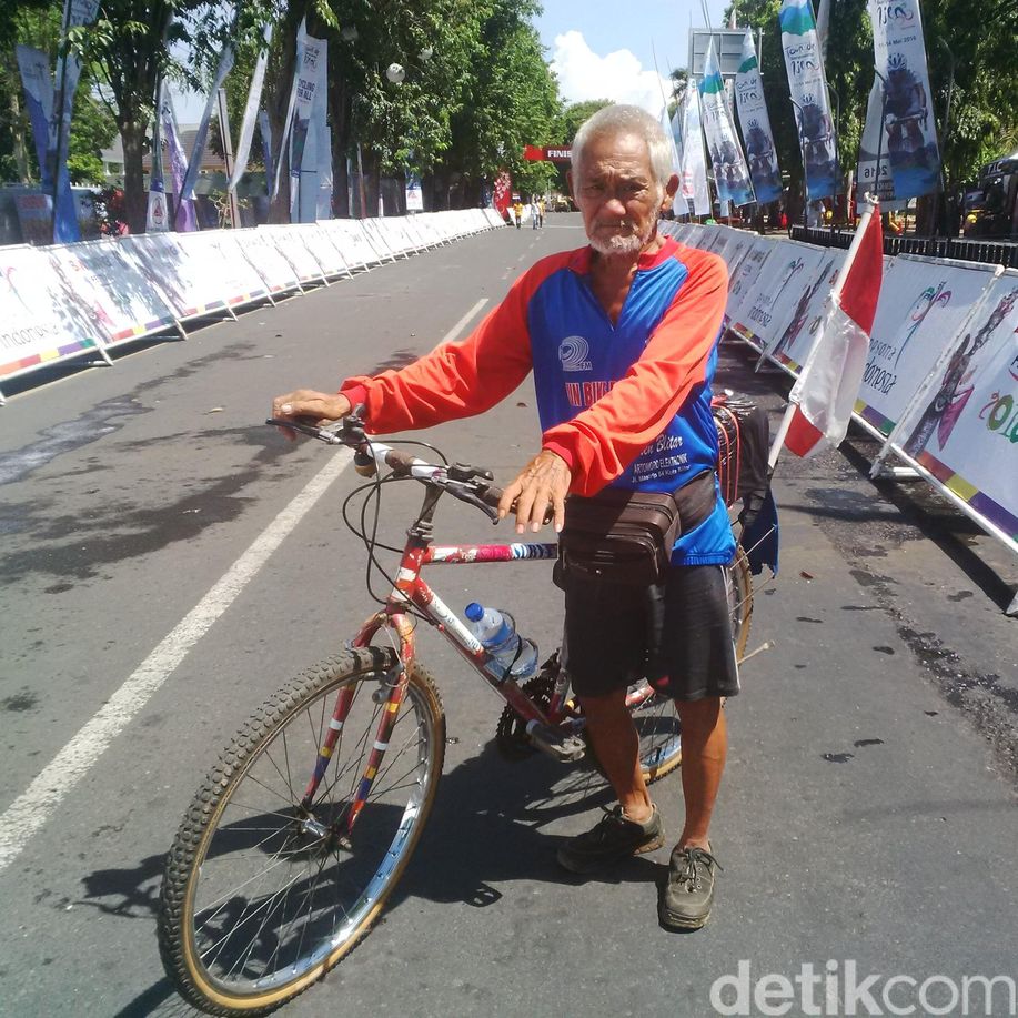 detikcom's tweet photo. Selama Seminggu, Kakek 76 Tahun Ini Kayuh Sepeda demi Nonton Tour de Ijen https://t.co/Whv2Thd4Ep via @detiksport https://t.co/vbWPEsYMh7