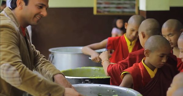 ScoopWhoop's tweet image. .@TheVikasKhanna visits #CommunityKitchens to discover how food brings humanity together: bit.ly/1Xl9yE4