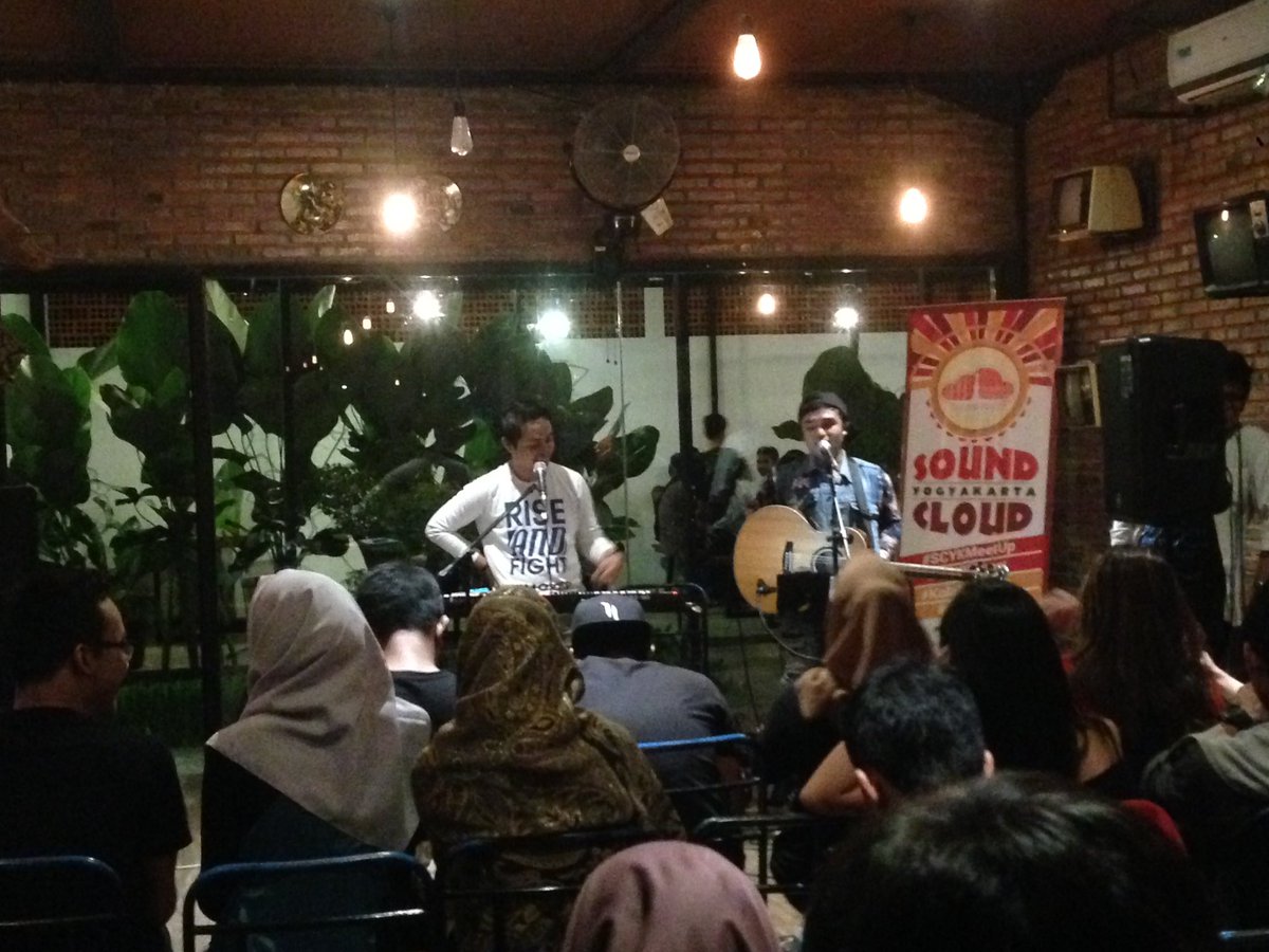 wisnukunt's tweet photo. selanjutnya ada @fpprojectid di #AADSCYK @SoundCloudYK wohooo jebolan @JustDuetID_ nih 👏🏻👏🏻 https://t.co/aTYmqayJcM
