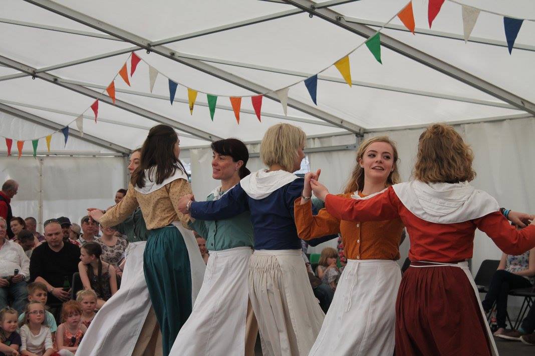 CornishDanceSoc's tweet photo. Some lovely photos from @Kemysk 's recent trip to @NTTredegarHouse Folk Fest. #cornishdance https://t.co/shglJEwLtt https://t.co/Cizl7TTCZU