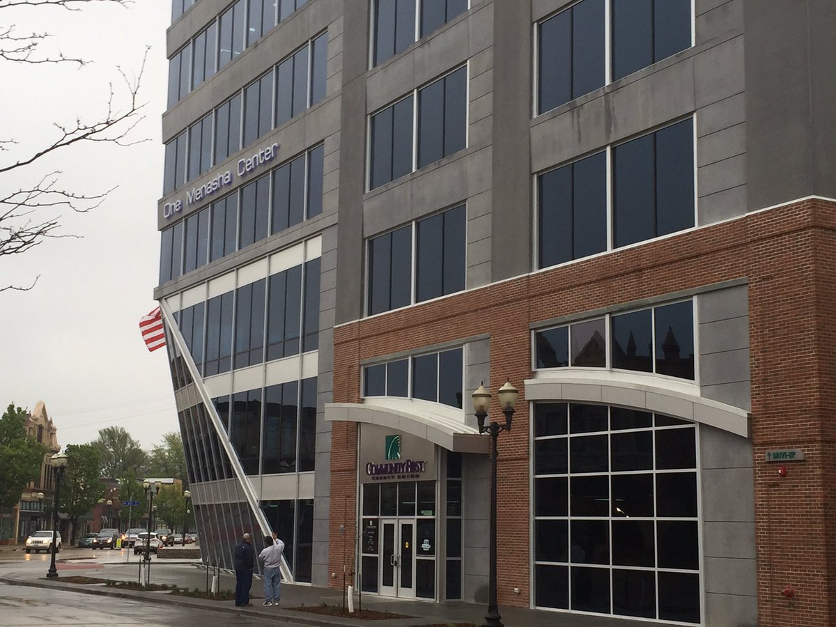FoxCitiesChmbr's tweet photo. Even on a rainy morning, it's still a beautiful building! Congrats #CommunityFirstCU #Menasha! https://t.co/St3mSrtYSL