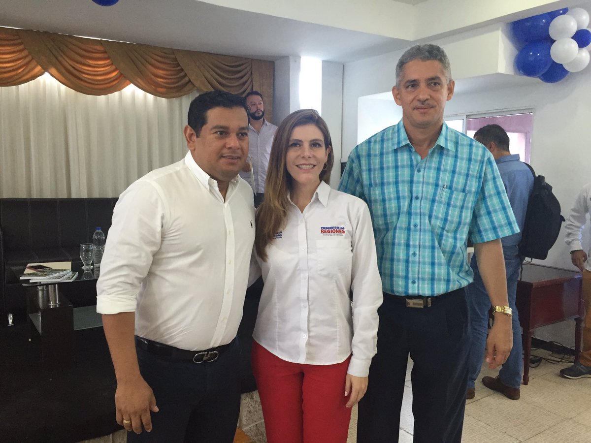 elmysp's tweet photo. @MCarolinaHoyosT  entregando tablets a docentes para mejorar sus metodologías +Tecnología+Calidad en Malambo. https://t.co/Oor95OENZp