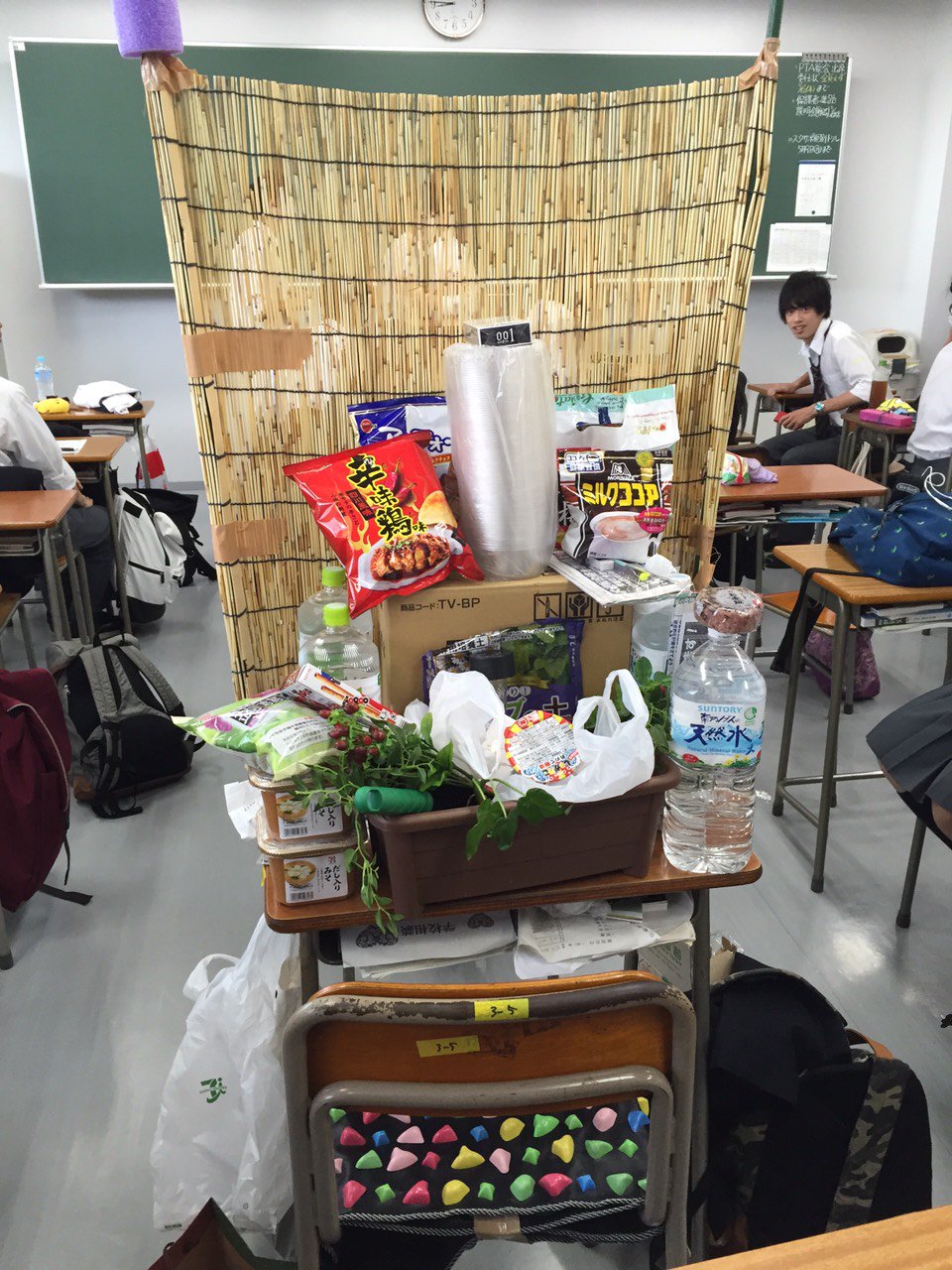 嶋田 たいら 昨日はかんなと一年記念日でした サプライズ成功してよかった 今日は18歳の誕生日 で18禁無事に解禁できました そして学校に行ったら机がとてもパリピになってました 本当にギャク線が高くて最高の友達を持ちました本当にありがとう 皆
