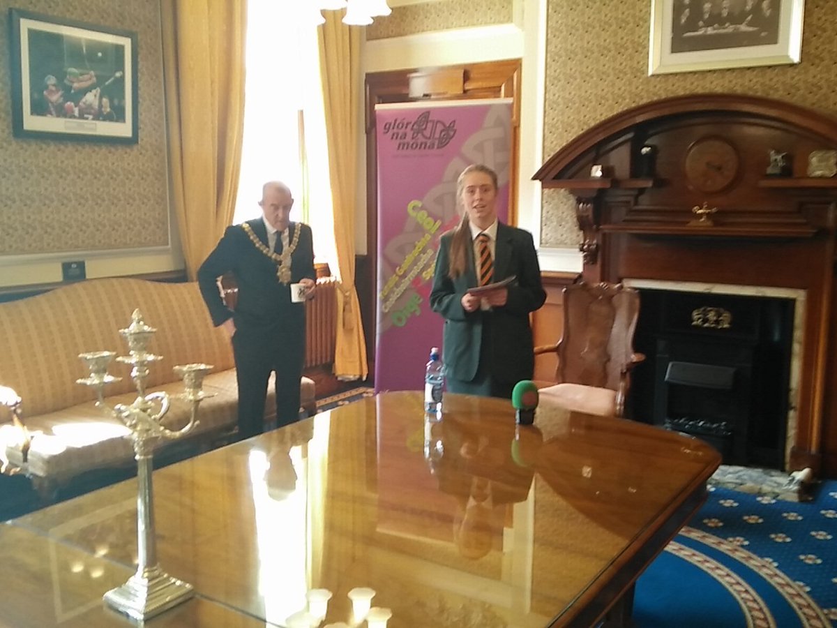 Seoladh do Mhúnlú úr san obair óige trí Ghaeilge in Halla na Cathrach i mBéal Feirste #Gaeilge <a href="/GlorNaMona/">Glór na Móna</a>