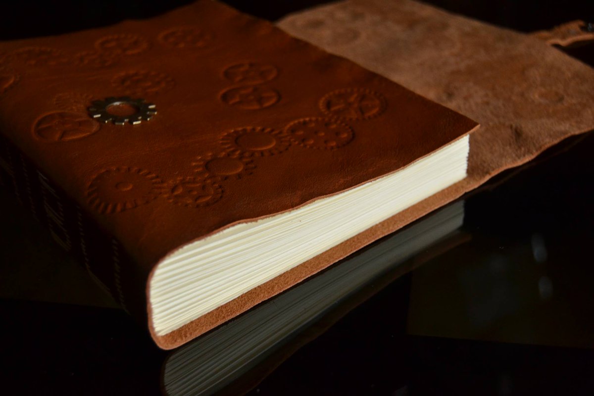 BBookbinding's tweet image. Taccuino medievale GHIBLI in pelle goffrata #binding #studioghibli #medieval #bookbinding