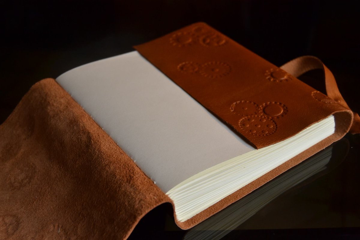 BBookbinding's tweet image. Taccuino medievale GHIBLI in pelle goffrata #binding #studioghibli #medieval #bookbinding