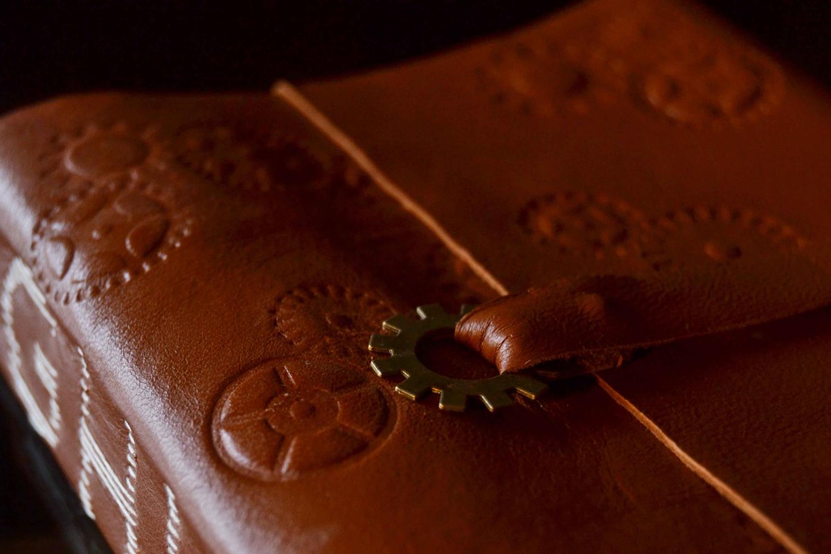 BBookbinding's tweet image. Taccuino medievale GHIBLI in pelle goffrata #binding #studioghibli #medieval #bookbinding