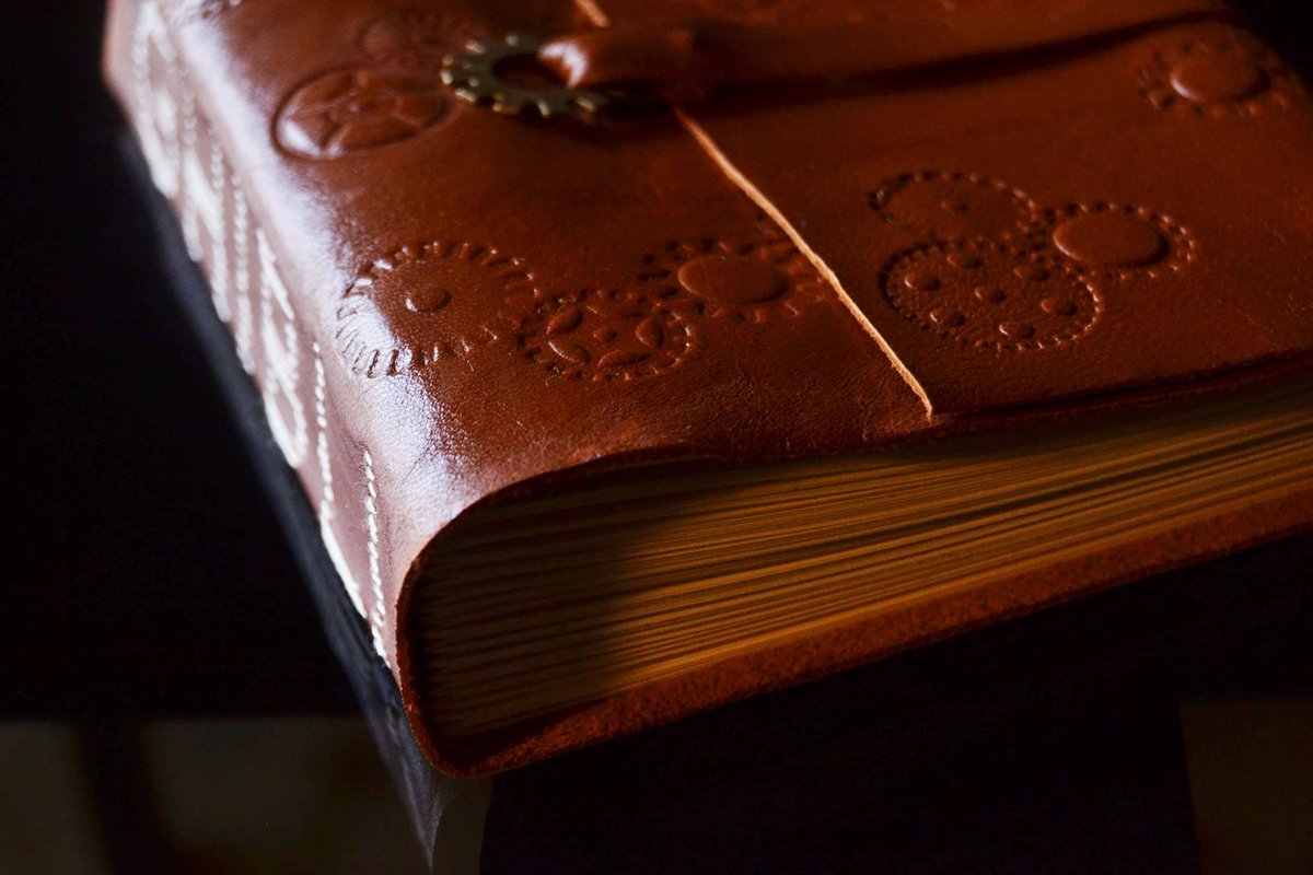 BBookbinding's tweet image. Taccuino medievale GHIBLI in pelle goffrata #binding #studioghibli #medieval #bookbinding