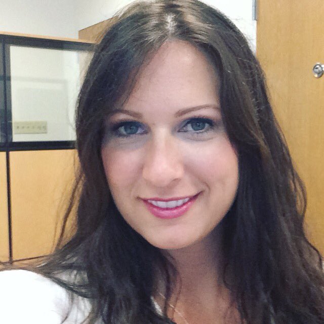 ashleyafmma's tweet photo. First official day working the job! No training today 😘💜💋 https://t.co/Sy9YfaZWXz