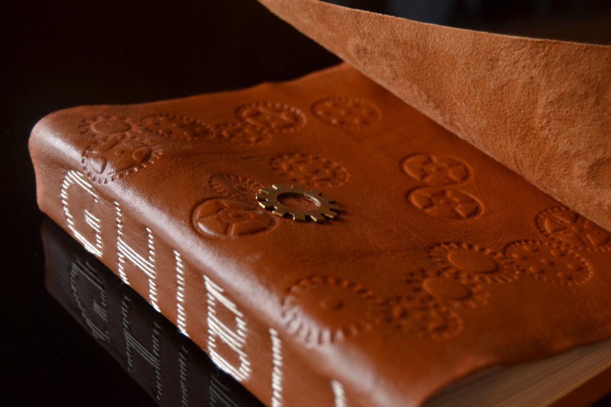 BBookbinding's tweet image. Taccuino medievale GHIBLI in pelle goffrata #binding #studioghibli #medieval #bookbinding