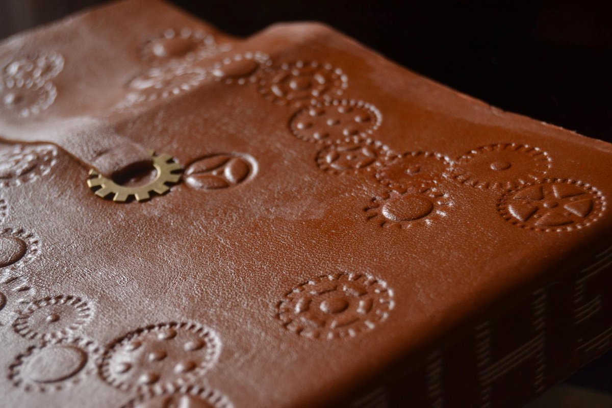 BBookbinding's tweet image. Taccuino medievale GHIBLI in pelle goffrata #binding #studioghibli #medieval #bookbinding