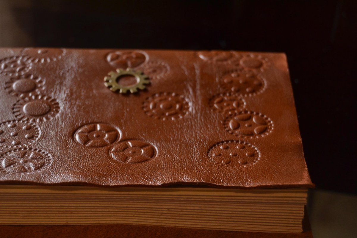 BBookbinding's tweet image. Taccuino medievale GHIBLI in pelle goffrata #binding #studioghibli #medieval #bookbinding