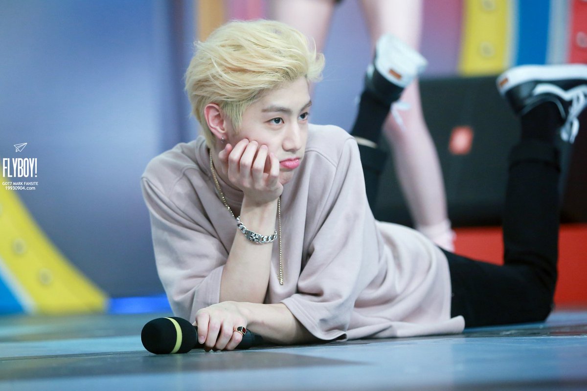 19930904com's tweet photo. 160508 베이징....#갓세븐 #마크 #GOT7 #mark  마크야 .... 뭐하냐 ??ㅋㅋㅋ https://t.co/6olKD7NzZ0