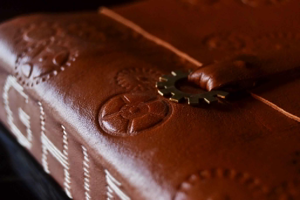 BBookbinding's tweet image. Taccuino medievale GHIBLI in pelle goffrata #binding #studioghibli #medieval #bookbinding