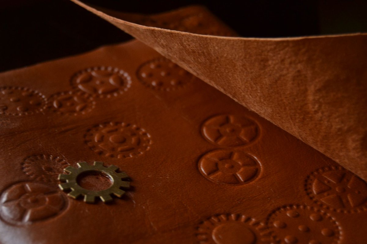 BBookbinding's tweet image. Taccuino medievale GHIBLI in pelle goffrata #binding #studioghibli #medieval #bookbinding