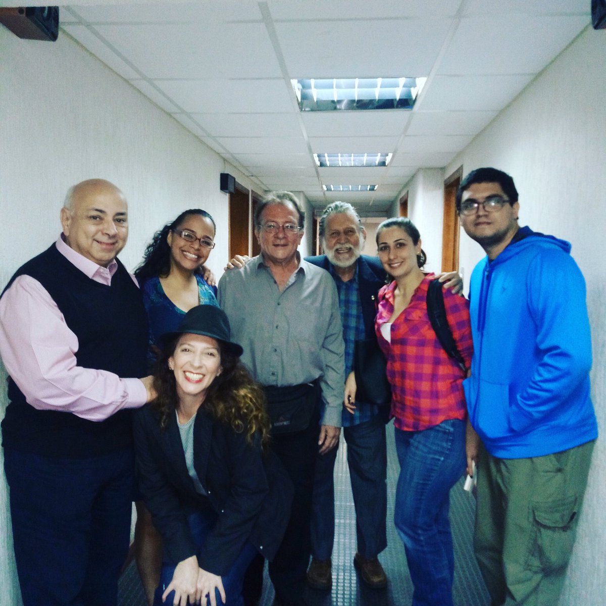 cantarteprod's tweet photo. Con @cmrondon y parte de su equipo. Promoción de #opera3centavos Teatro Chacao 13,14y15 mayo!! @RajatablaTeatro https://t.co/tLVB2VDVPQ
