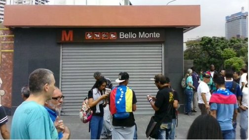 globovision's tweet photo. Cierran 4 estaciones del Metro de Caracas https://t.co/IFxdxDTVmJ https://t.co/oYTgnmogw0