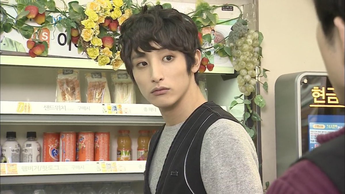 不意罵 超絶美形なのに貧乏で お金を稼ぐためにコンビニでバイトするモサモサしたイケメンを見れる ヴァンパイアアイドル いかがっすか