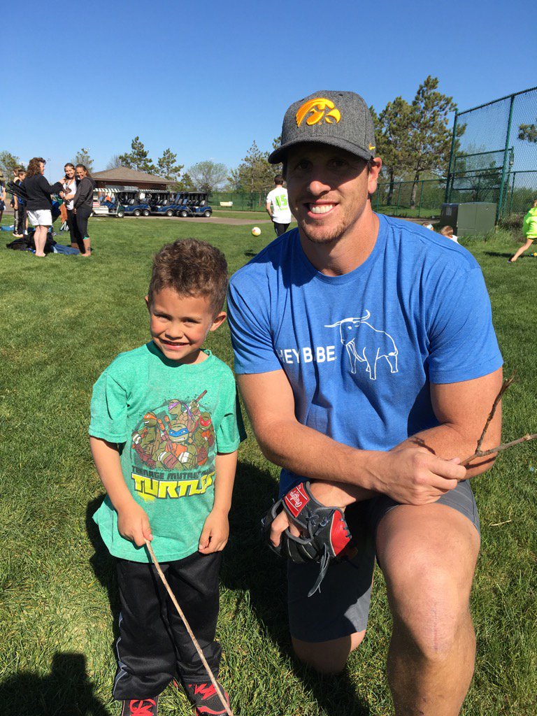 HunterMidcoSN's tweet photo. Great running into @chadgreenway52 in Blaine at #NSCCup. You gained a new fan in my son. Good luck and #SKOL . https://t.co/4rSQWkJnbb