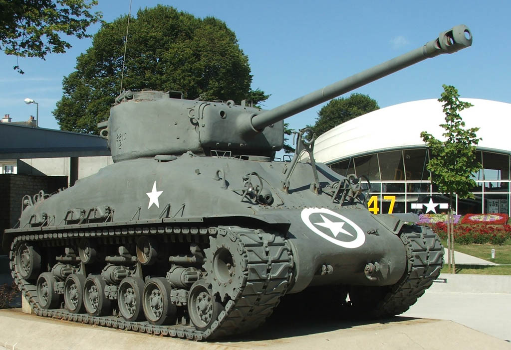 M4中戦車
アメリカ陸軍はWW2当初、戦車不足で唯一の中戦車はM2中戦車しかもっておらず開発が急がれた。中継ぎとしてM3Leeを開発しシャーシを流用してM4中戦車を開発した。様々なバリエーションが作られている。