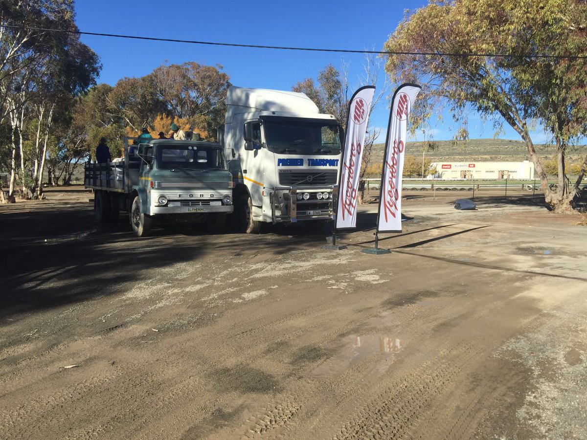 karienb11's tweet photo. #ProjekSOS100 @Tygerberg104fm bring verligting met veevoer in Sutherland. @carteblanchetv Dit reën in die Karoo! https://t.co/2ZelXC0BPL