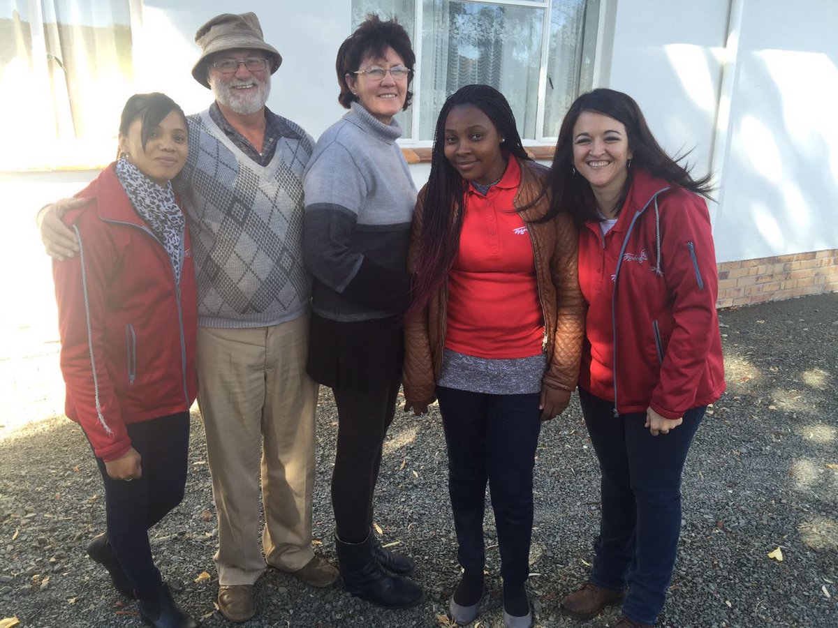 karienb11's tweet photo. #ProjekSOS100 @Tygerberg104fm bring verligting met veevoer in Sutherland. @carteblanchetv Dit reën in die Karoo! https://t.co/2ZelXC0BPL