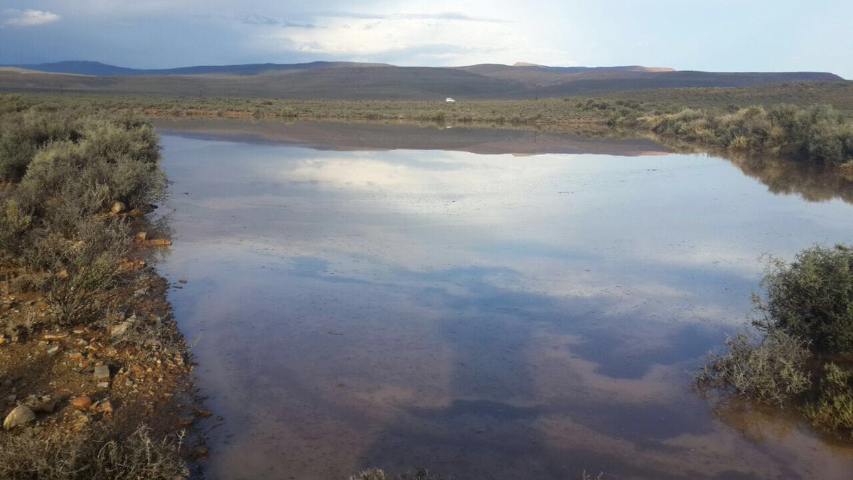 karienb11's tweet photo. #ProjekSOS100 @Tygerberg104fm bring verligting met veevoer in Sutherland. @carteblanchetv Dit reën in die Karoo! https://t.co/2ZelXC0BPL