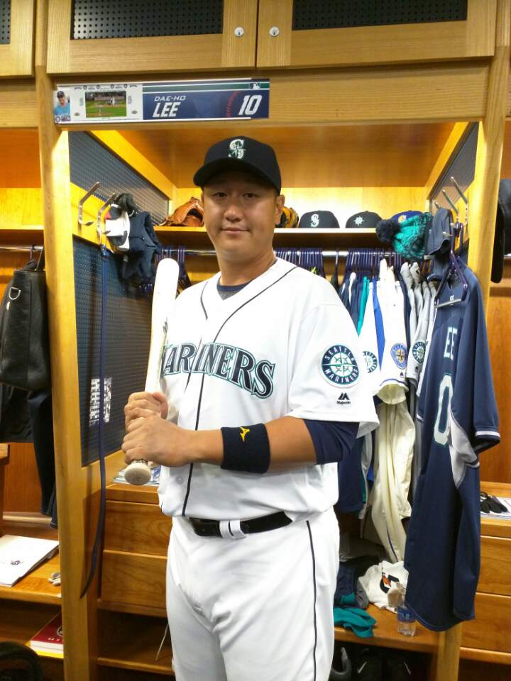 대한민국에서 절 응원해주시는 여러분 덕분에 홈런도 치고 적응해나가고 있습니다. 계속해서 많은 관심 부탁드립니다~ 
Dear mariners fans
Thx 4 all ur support 4 DHL.