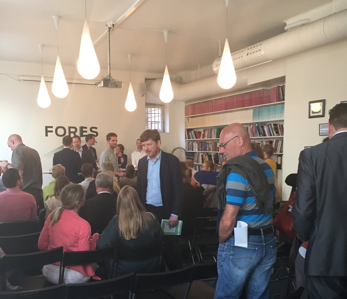 fores_sverige's tweet photo. Folk strömmar in på #fores för att lyssna på hur en modern skattereform ser ut. https://t.co/lJ8jguNvIf
