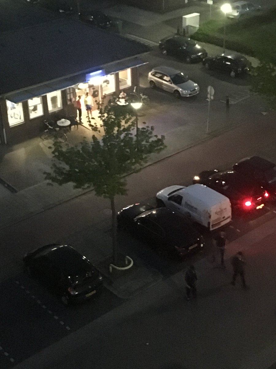 Stvvisuals's tweet photo. @POL_Kemp  veel Overlast tot snachts van schreeuwende en dealende jongeren, bij (illegaal?) terras van royal eethuis https://t.co/UBGHRp08Jl
