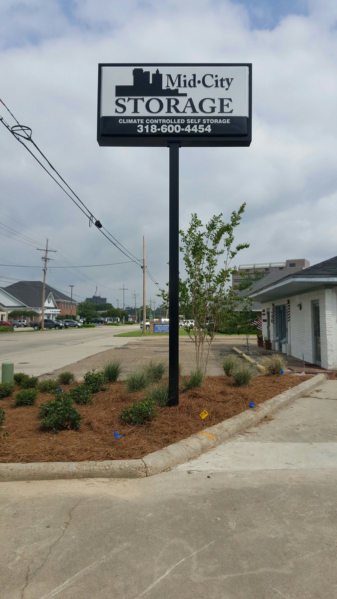 AgnewSigns's tweet photo. Just installed this #pylon #sign in #MonroeLA. They just opened so stop by and see them! #signage #storage https://t.co/wtMd41AYEC