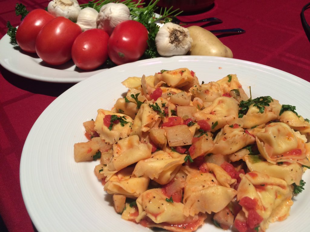 NewsJuan's tweet image. @FreshGrocer Tony Tantillo makes it looks so easy on #KCAL9 News at Noon. #CBSLA