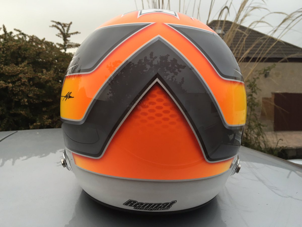 dailly_steven's tweet photo. Love my new colours thanks to @Rennatdesign @frontrowjoe ready to travel to @RockinghamUK with @BMWRacedays https://t.co/DZB9avavz3