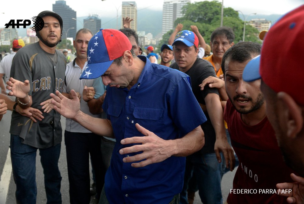 El opositor <a href="/hcapriles/">Henrique Capriles R.</a> tras recibir gas pimienta durante la manifestación en Caracas #AFP <a href="/federicoparra/">Federico Parra</a>