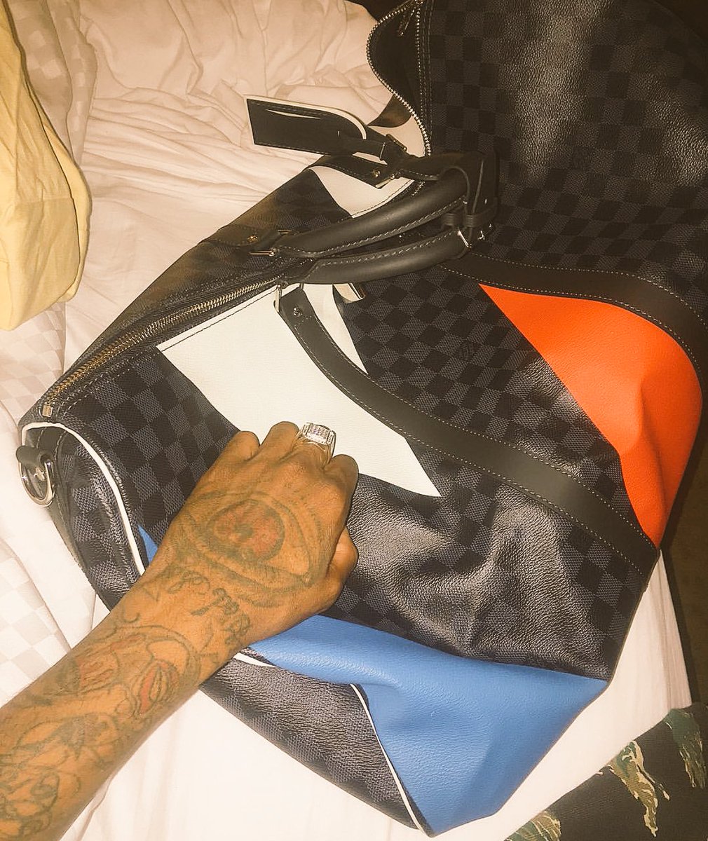 Cashflowscotty's tweet photo. New duffle this bitch was a must 😈💵💸💸💸💸💸 https://t.co/aWu4UkHpb5