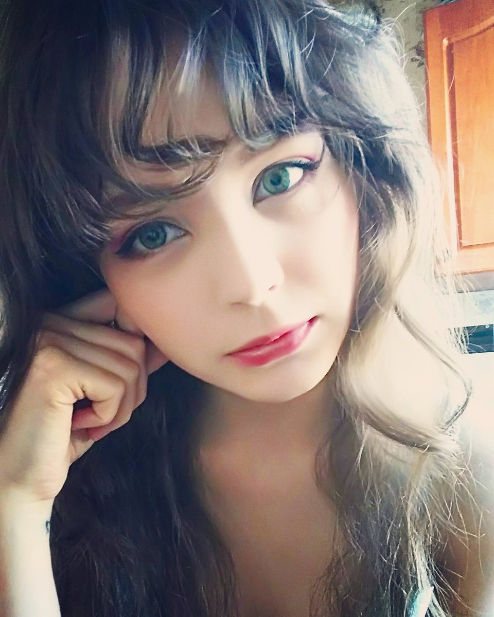 nasty__nst's tweet photo. #DollyMakeUp #dollyface #greenlenses #me #LARME #makeup https://t.co/1Xg8b0jhHG