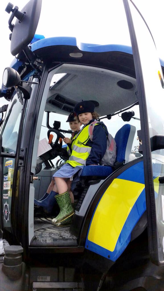 PSNIBelfastN's tweet photo. Crime prevention Kathy at @balmoralshow with kids from @benmadiganprep #greatweather #longday SgtW #engage https://t.co/NMm9moFYNc