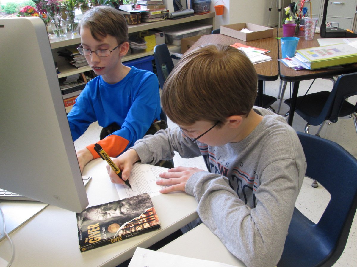 ChallengePV's tweet photo. #45LAH making @Animoto book trailers for THE GIVER @LoisLowryWriter and THE CITY OF EMBER #JeanneDuPrau https://t.co/GJaQqteUJ8