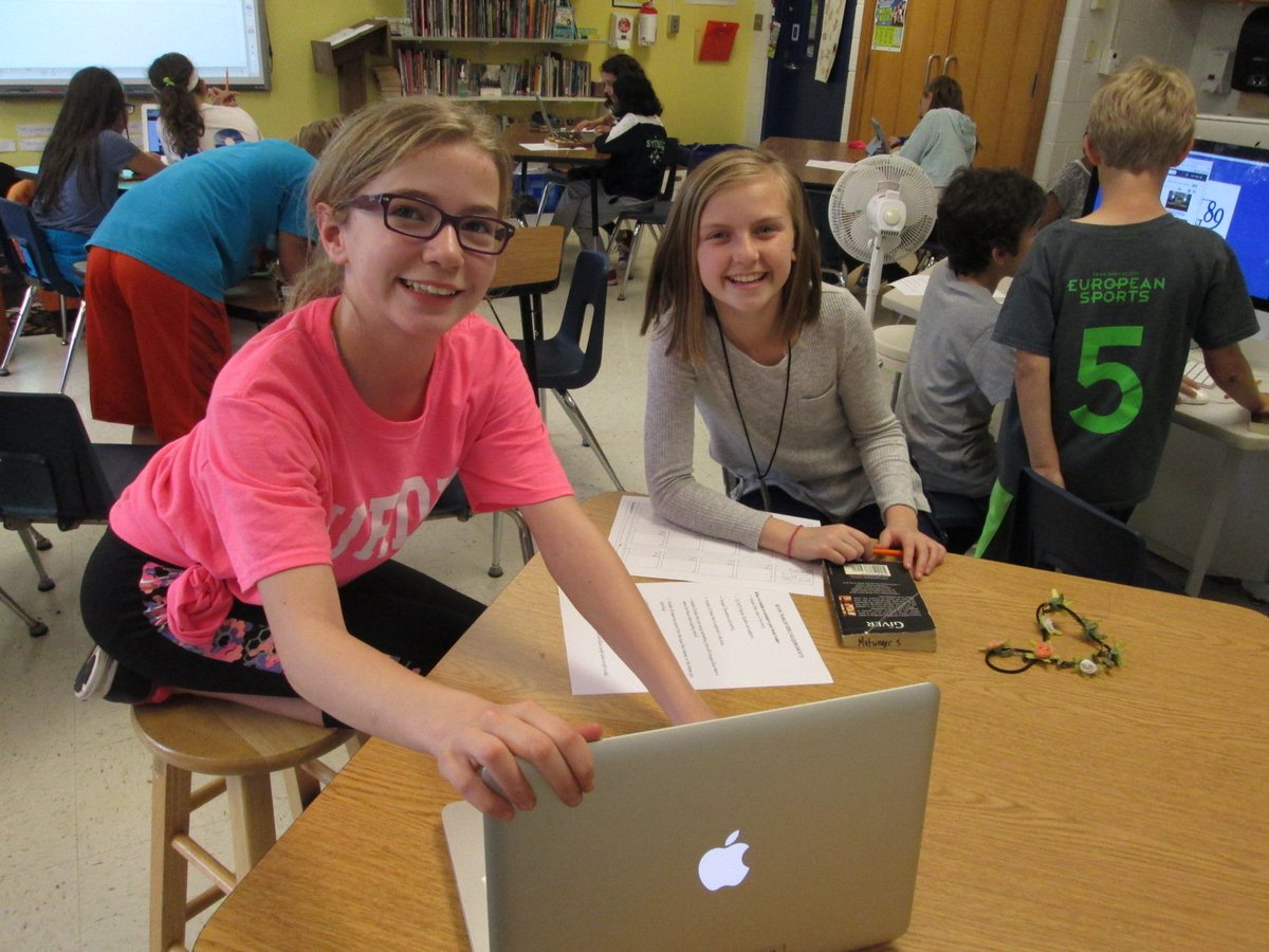 ChallengePV's tweet photo. #45LAH making @Animoto book trailers for THE GIVER @LoisLowryWriter and THE CITY OF EMBER #JeanneDuPrau https://t.co/GJaQqteUJ8