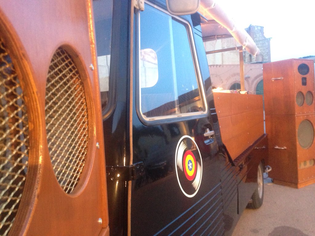 dasoundtruck's tweet photo. Pics al festival de la rumba catalana amb dj #raphdumas #soundtruck https://t.co/3XvVMZrgKa