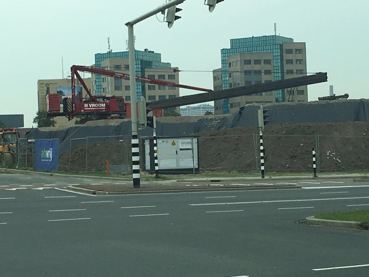 i3rrr's tweet photo. Eerste #heimachine is gearriveerd op locatie #Schieveste in #Schiedam voor de bouw van oa bioscoop #Euroscoop https://t.co/Kkz8ufo1L0