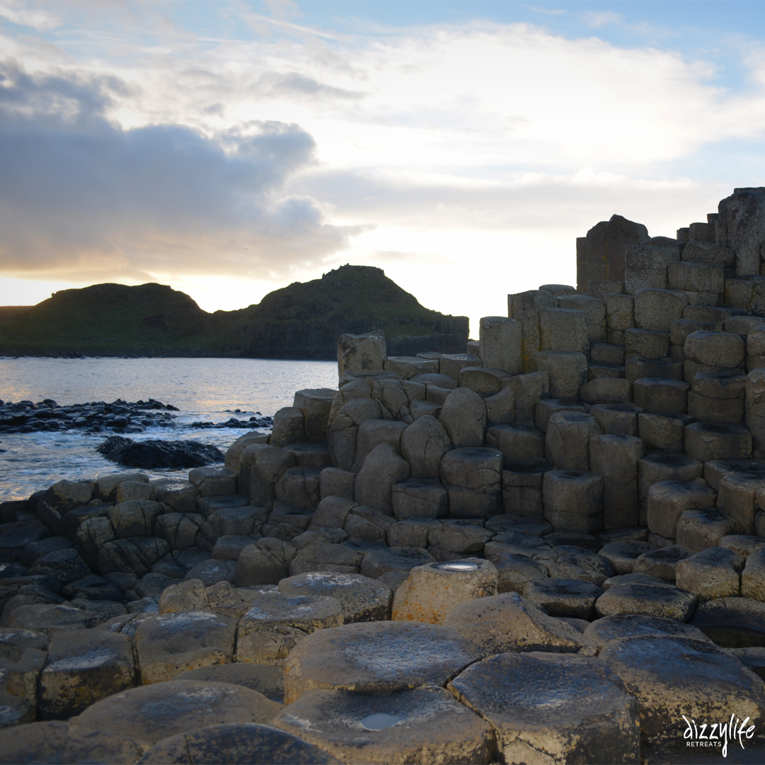 Dizzylife_Ret's tweet photo. Giant's Causeway is one Ireland's  natural wonders. #wanderlustwednesday #ireland https://t.co/7zaABOGtMW https://t.co/jKZGVSeTpT
