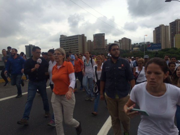 El_Cooperante's tweet photo. Opositores rompen cordón de cuerpos de seguridad y van rumbo al CNE por la autopista https://t.co/8gOb4YBFMH https://t.co/J7caKscJAj